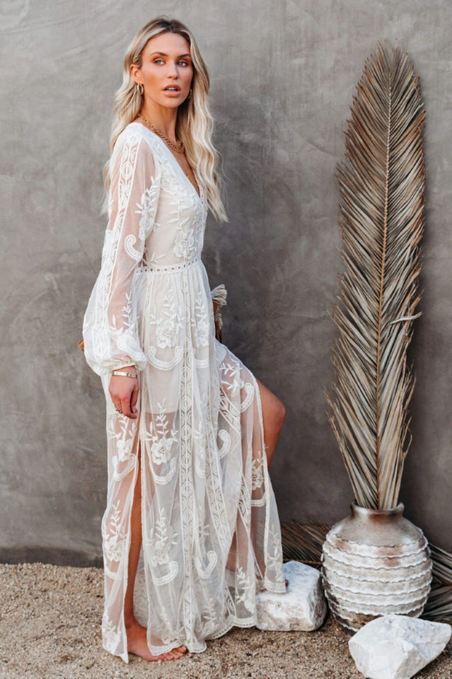 Abito lungo da donna Nemia - Abito bianco in pizzo bohémien con scollatura profonda e spacco alto