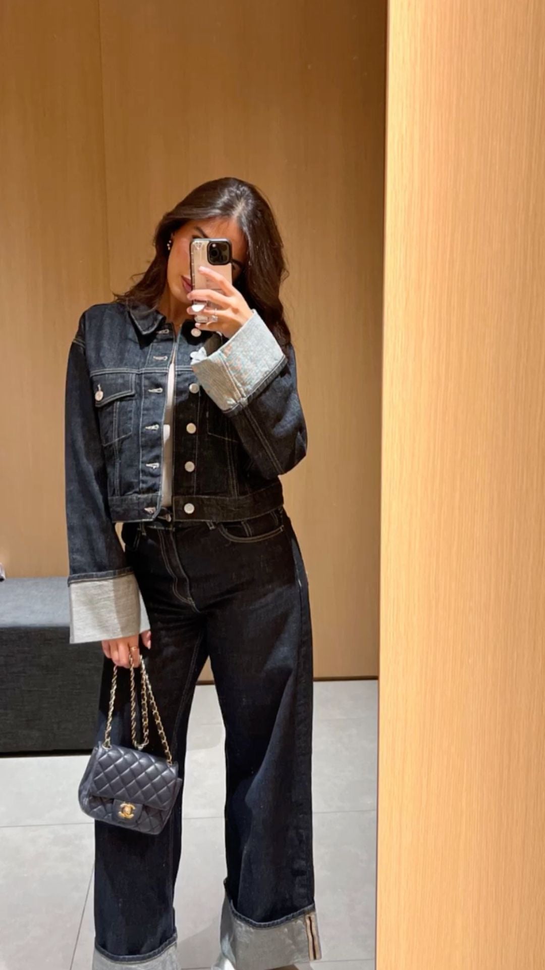 Completo in denim da donna Bea: giacca corta e jeans a gamba larga con revers a contrasto per un look alla moda