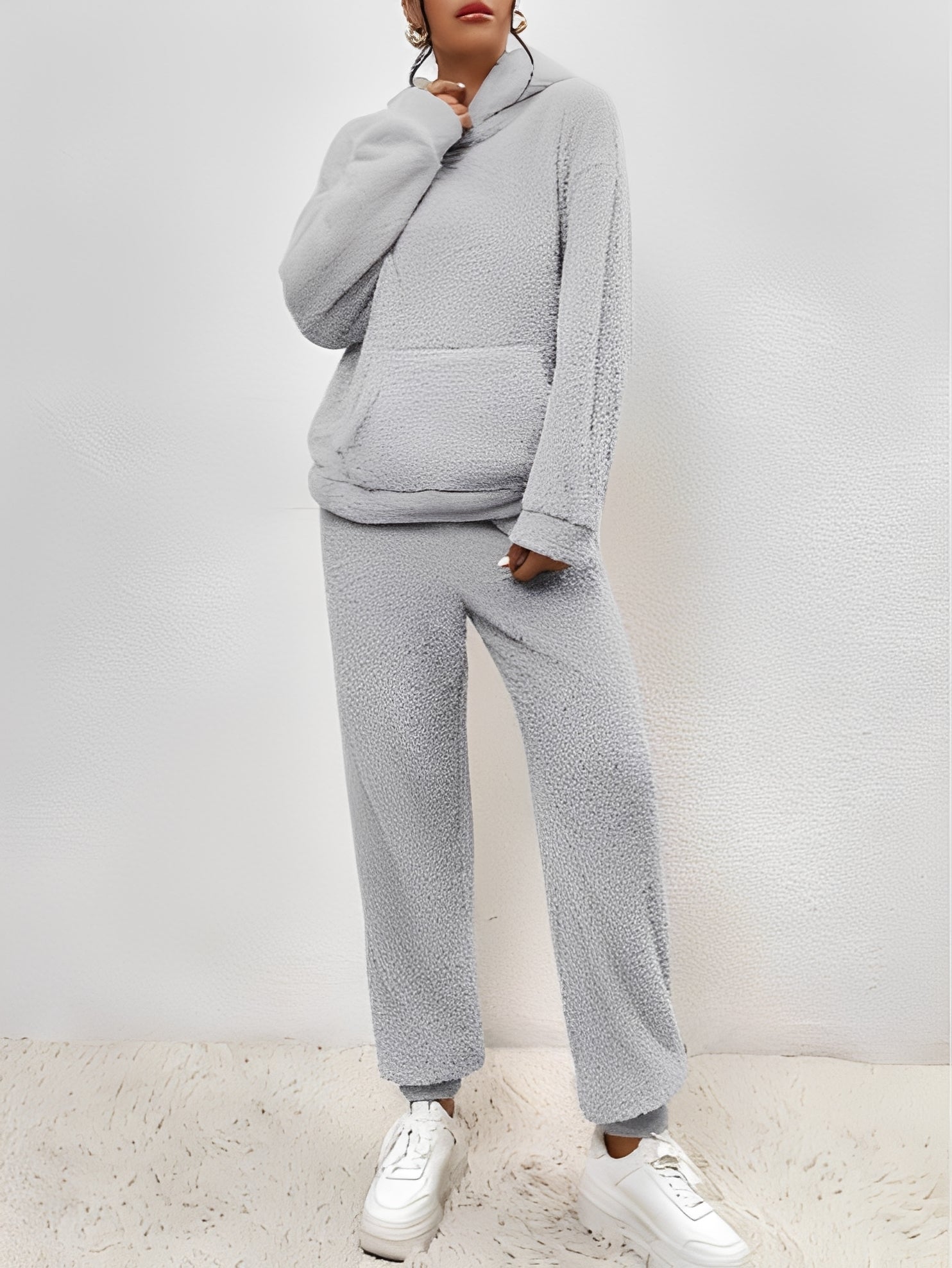 Completo da notte in pile da donna Ayla: felpa con cappuccio e pantaloni morbidi e comodi per un calore casual