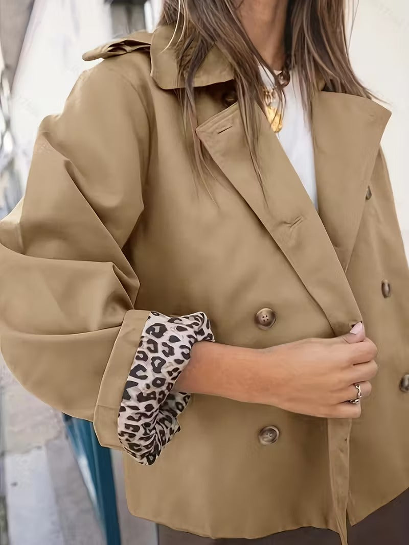 Trench corto da donna Georgia – Giacca strutturata per la mezza stagione con chiusura a bottoni e fodera stampata