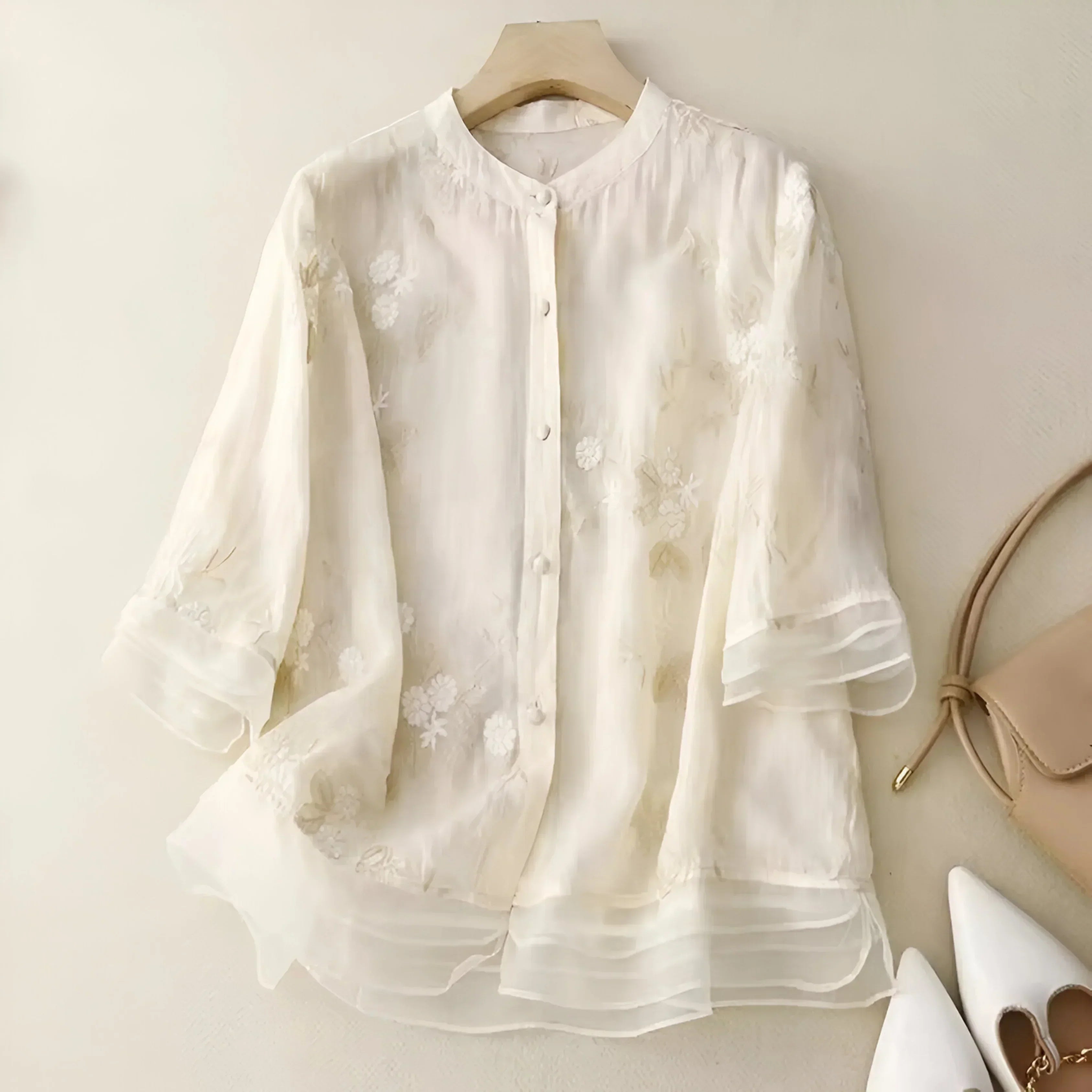 Camicetta da donna Emily: elegante camicetta floreale in tessuto arioso con vestibilità classica