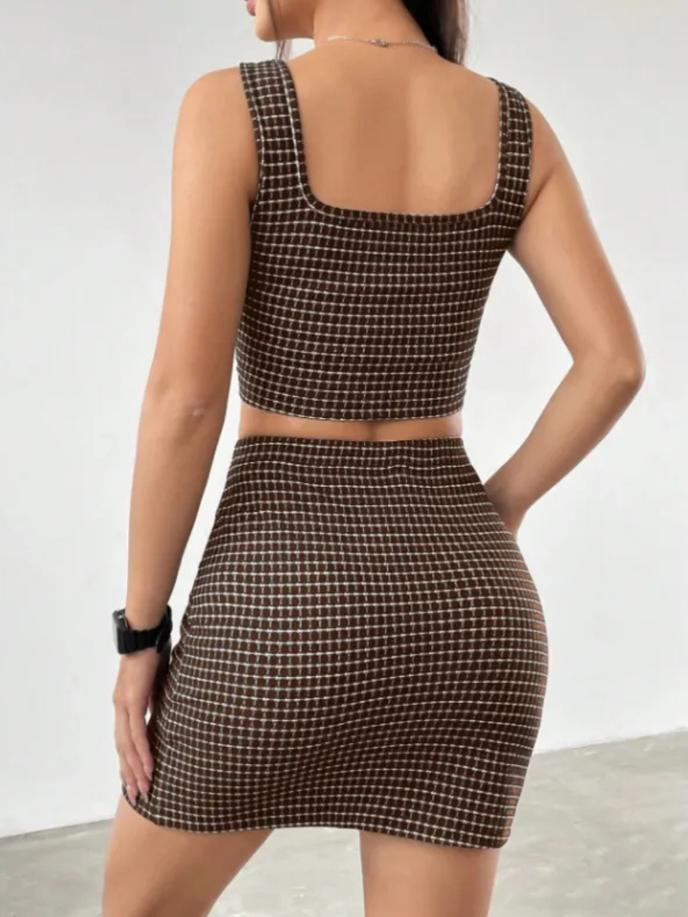 Completo da donna Audrey: blazer e gonna a quadri senza tempo, vestibilità slim e design moderno