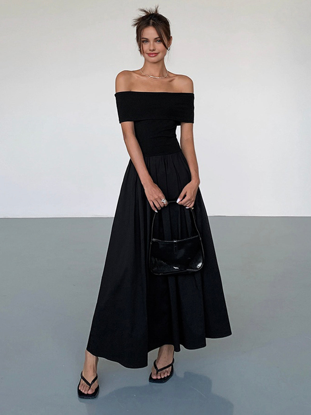 Abito lungo da donna Kisha – Elegante abito con spalle scoperte e gonna plissettata fluida