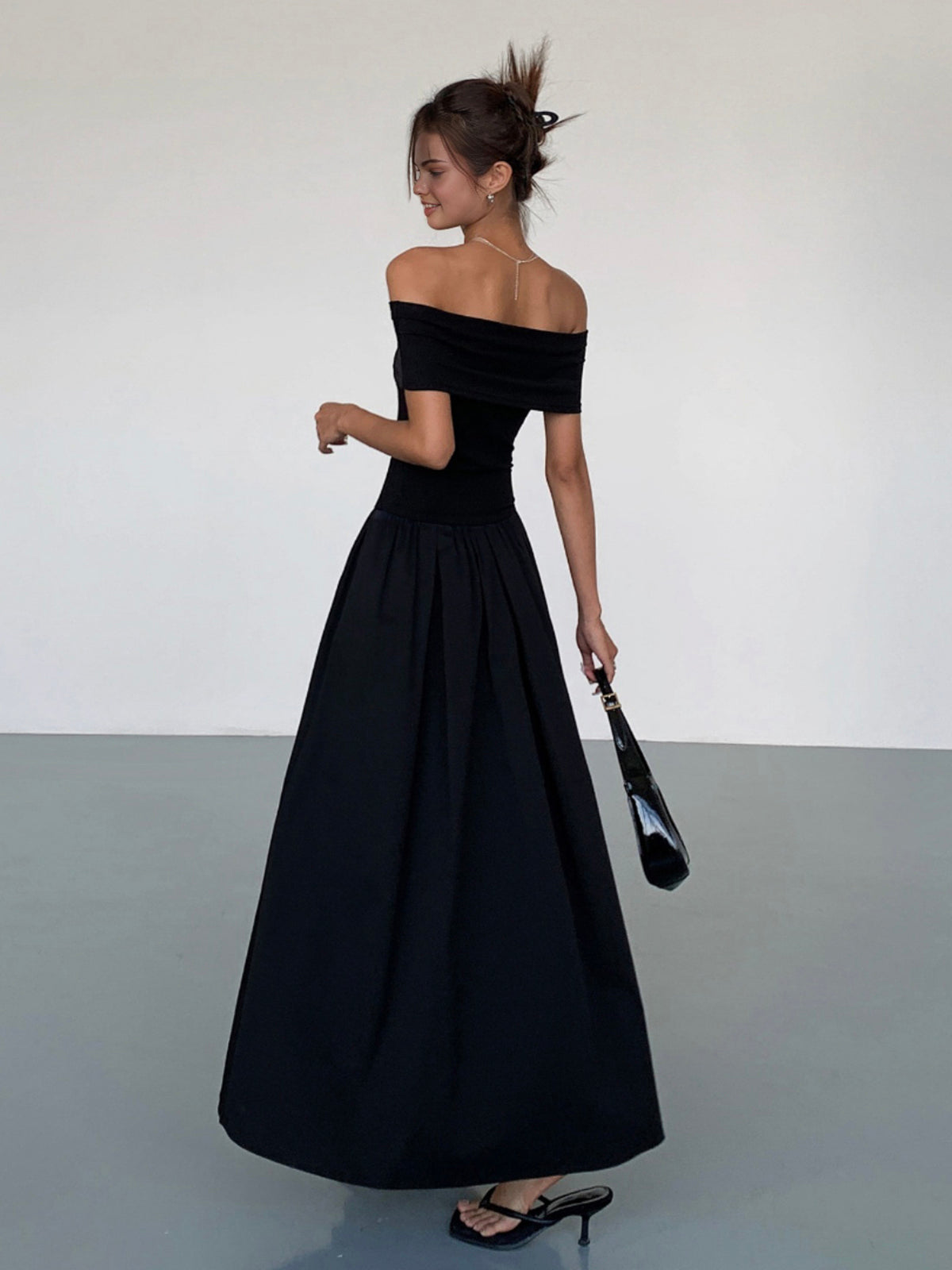 Abito lungo da donna Kisha – Elegante abito con spalle scoperte e gonna plissettata fluida