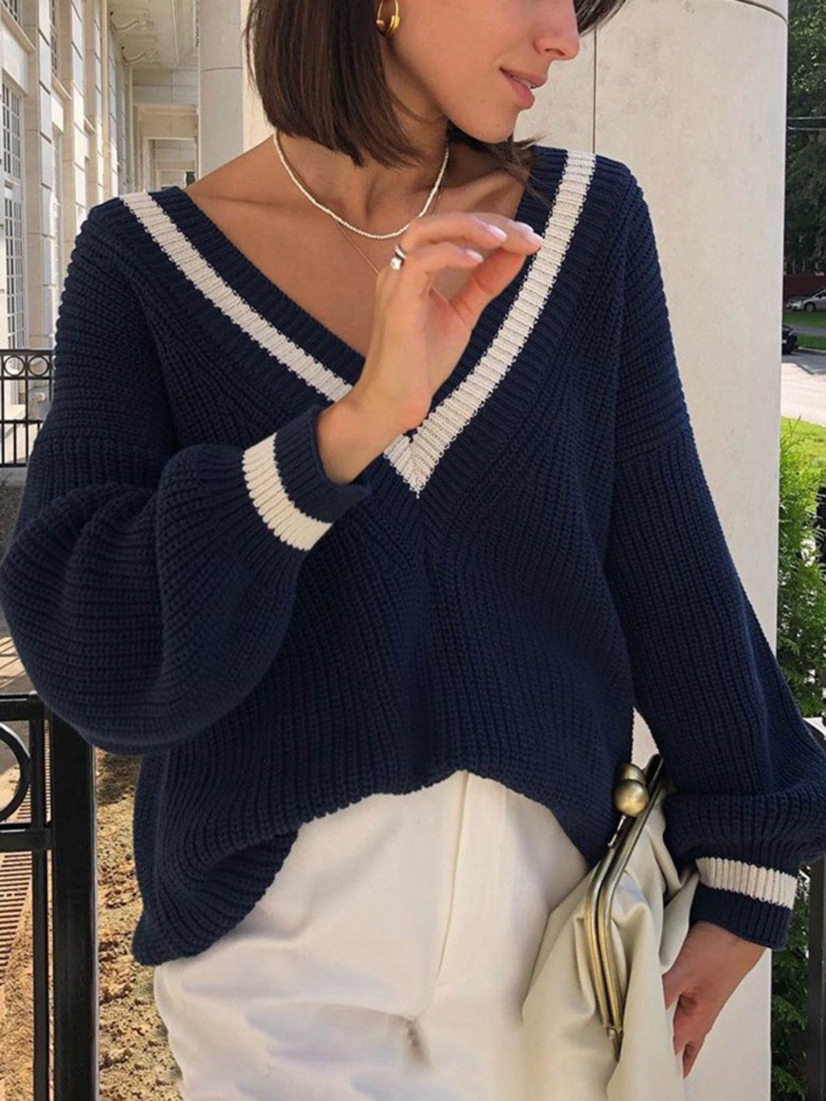 Maglione Luna Chic Sportswear – Maglione lavorato a maglia blu navy con scollo a V a righe a contrasto