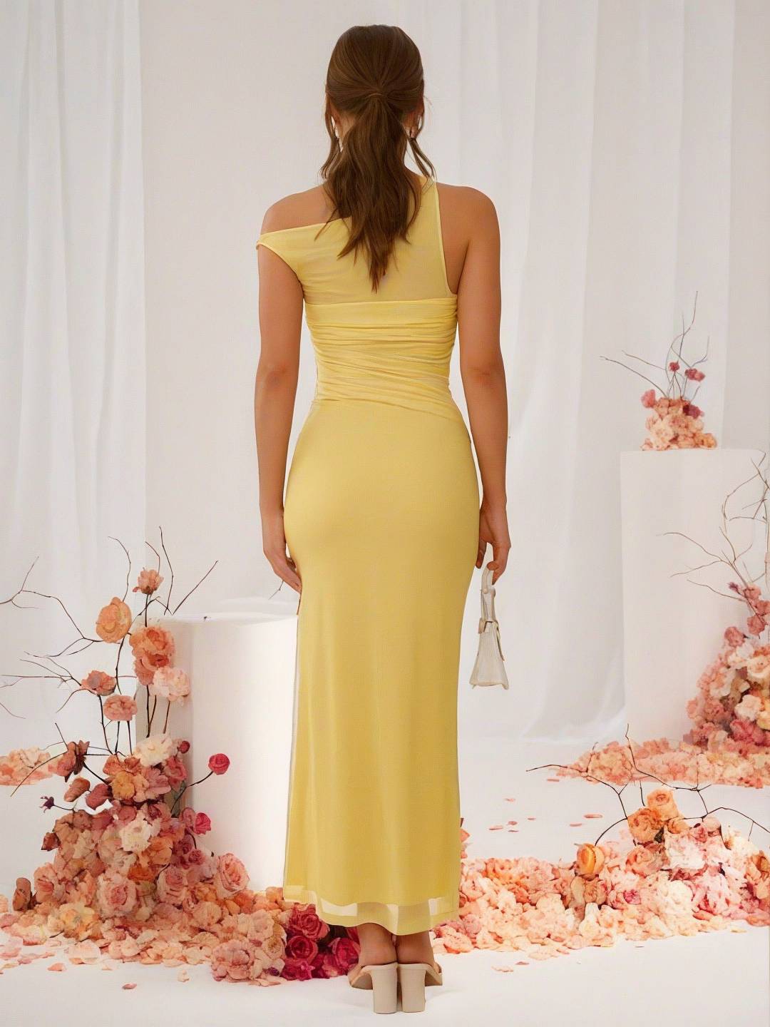 Abito da sera da donna Shaina - Elegante abito asimmetrico in tulle con ritagli e vestibilità fluida