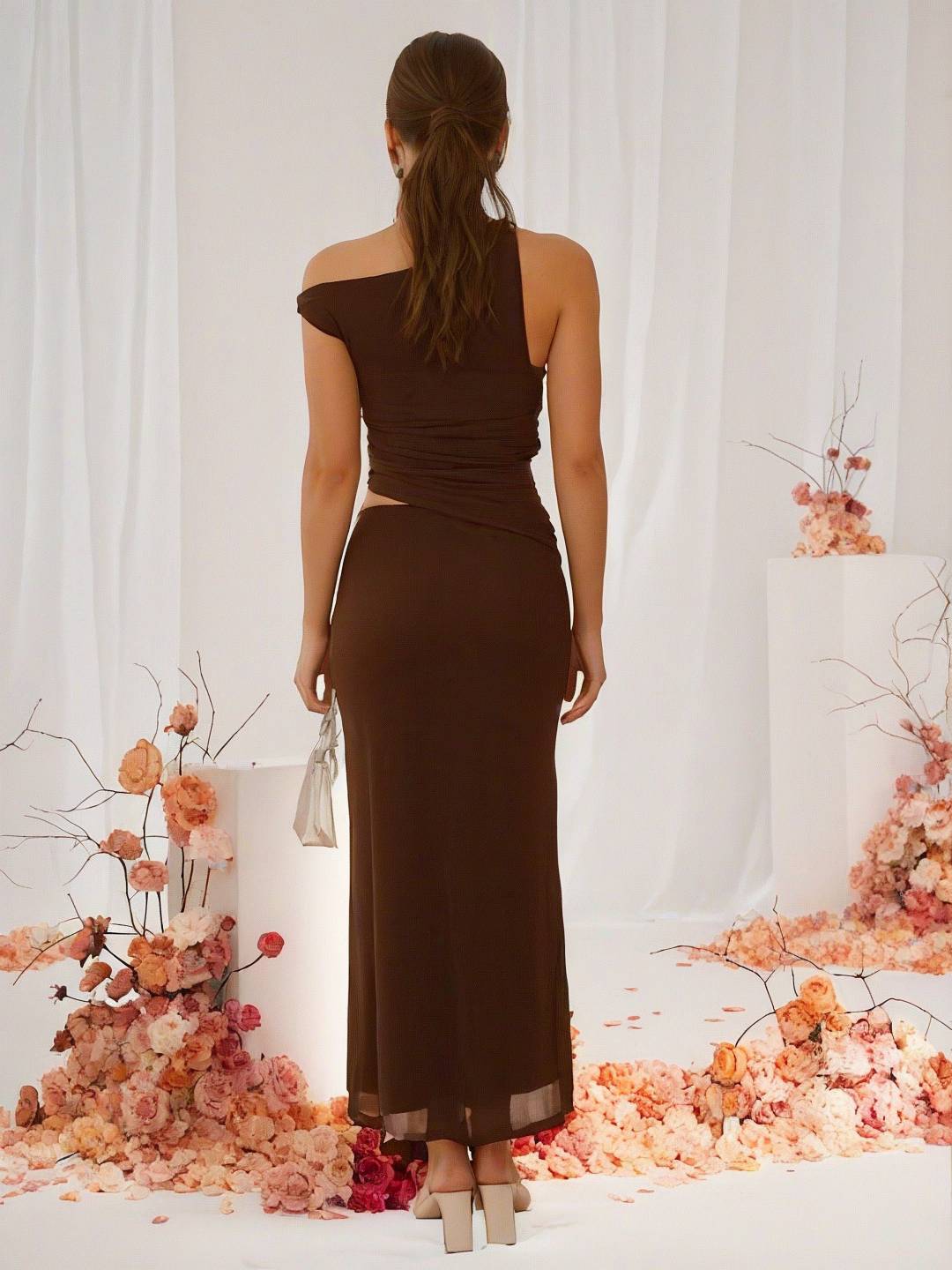 Abito da sera da donna Shaina - Elegante abito asimmetrico in tulle con ritagli e vestibilità fluida