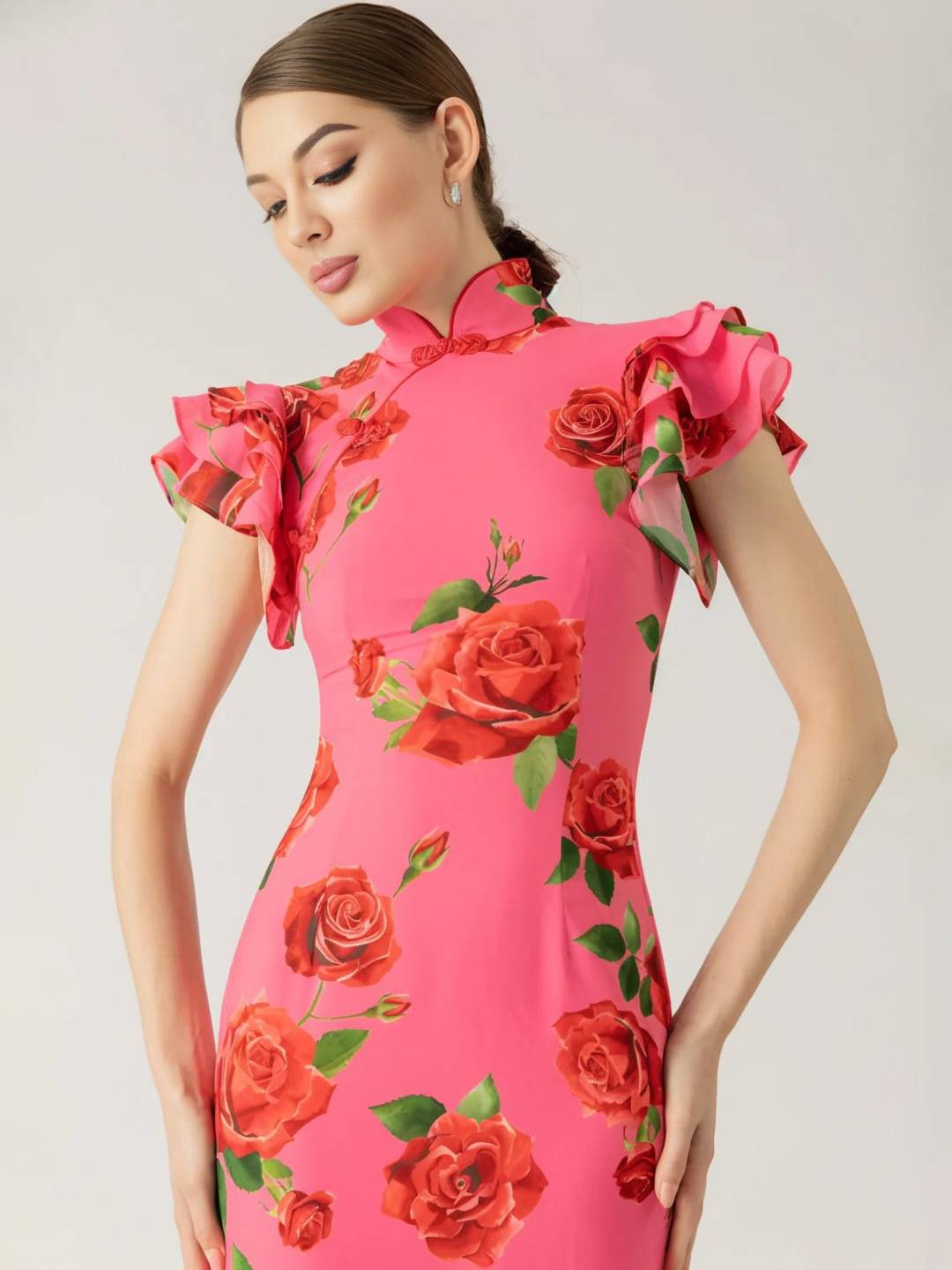 Abito da sera da donna Thalia - Elegante abito lungo floreale con volant, colletto alla coreana e bottoni