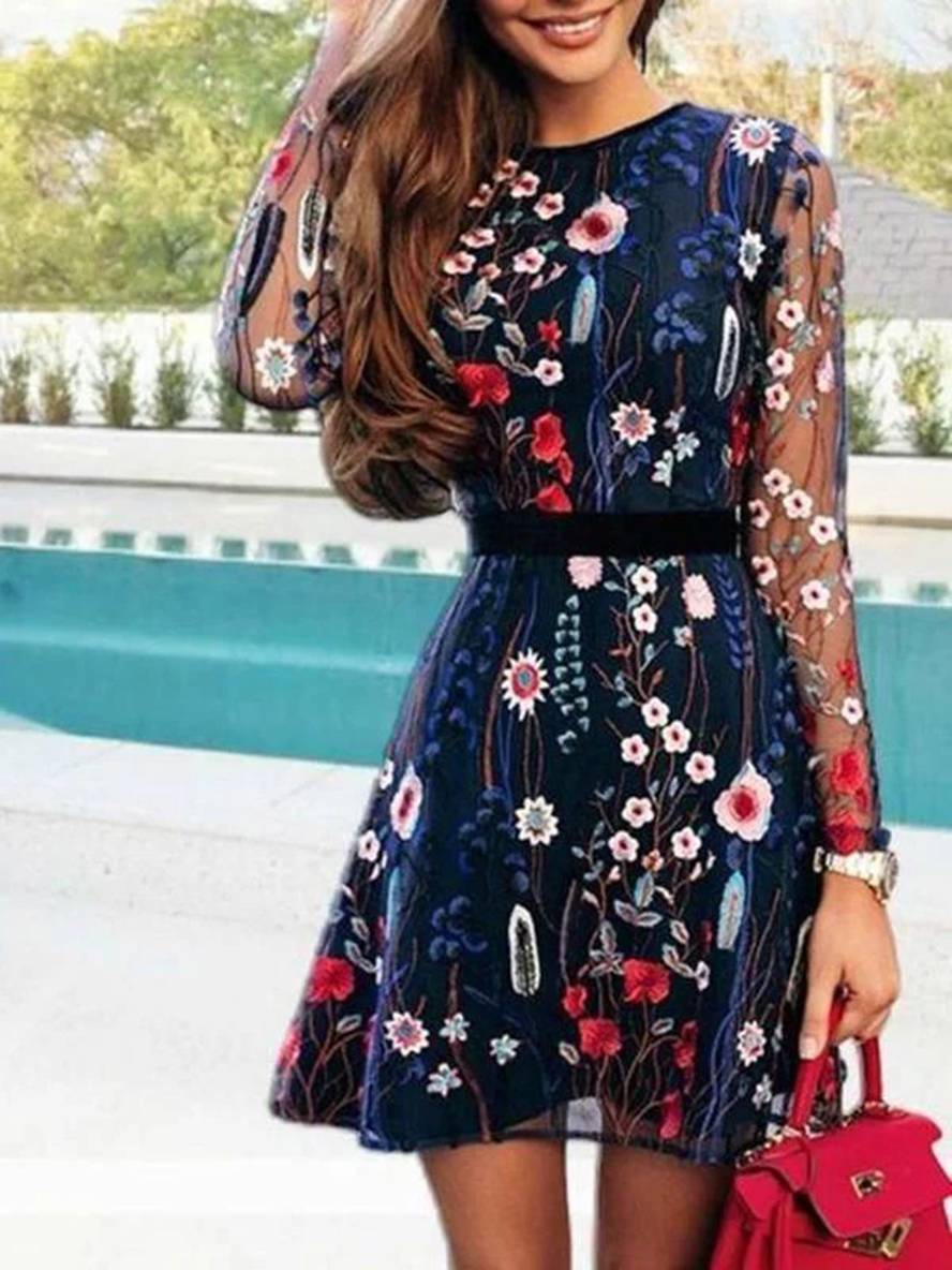 Abito da donna Daizrie - Abito corto con fiori ricamati, maniche lunghe ed elegante scollo rotondo