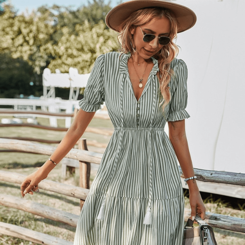 Abito midi Catarina Looksy – Vita aderente e stampa a righe leggere, estivo