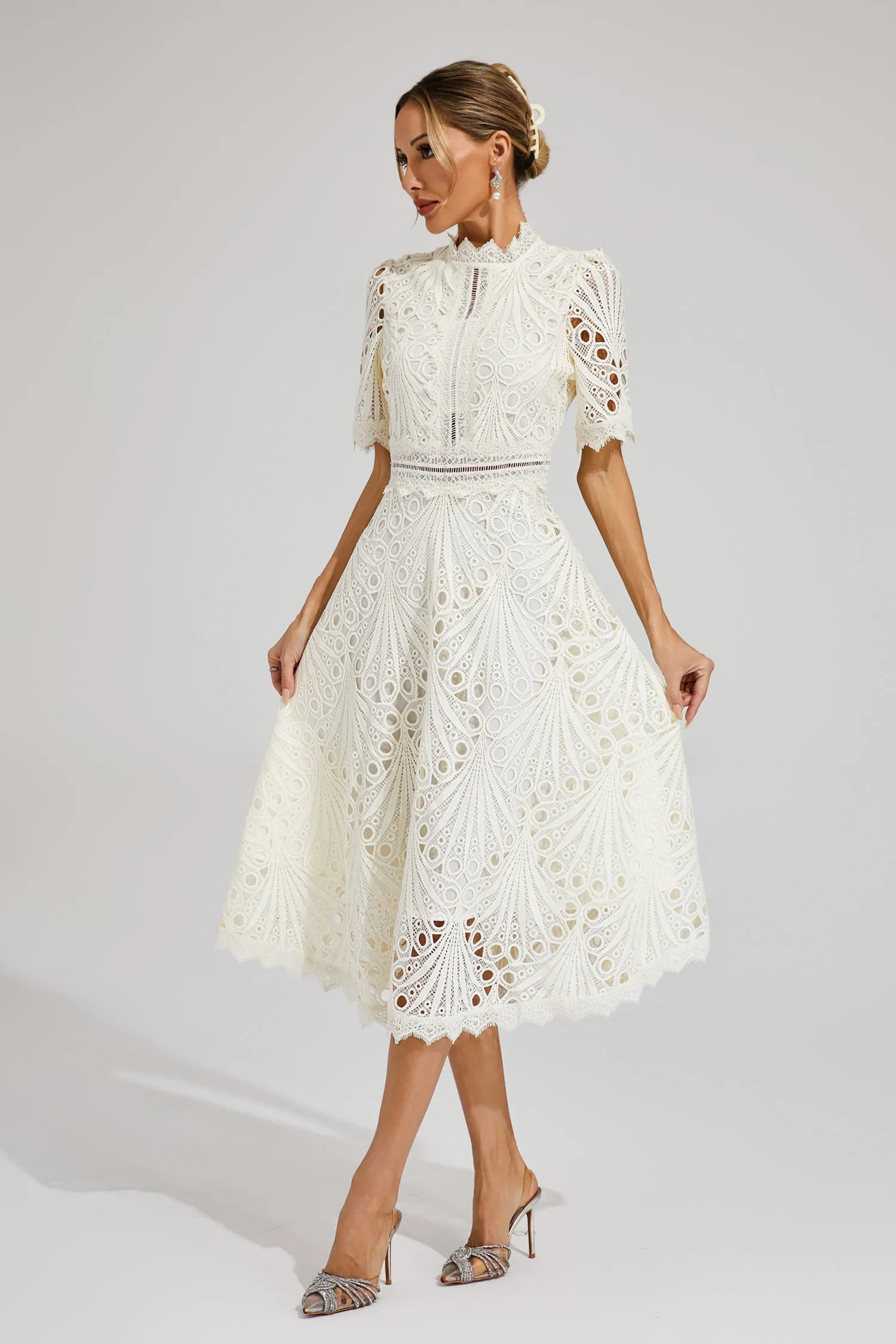 Abito midi in pizzo Giada – Dettaglio cut-out e maniche corte per un look elegante