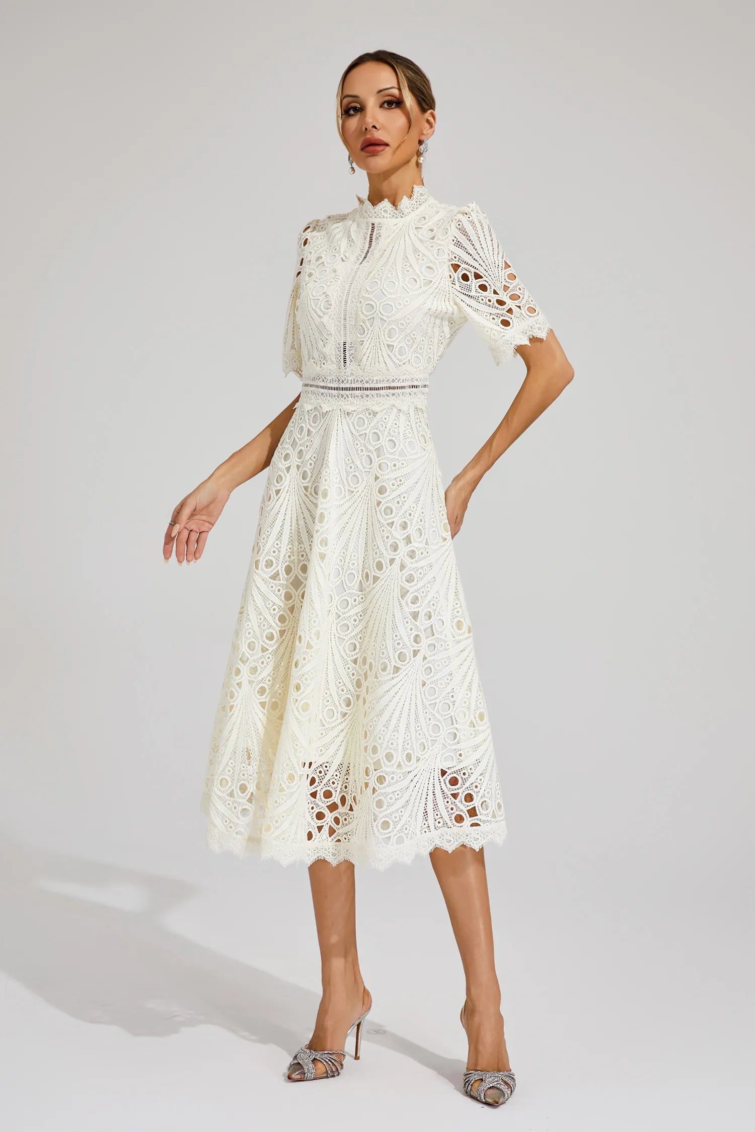 Abito midi in pizzo Giada – Dettaglio cut-out e maniche corte per un look elegante