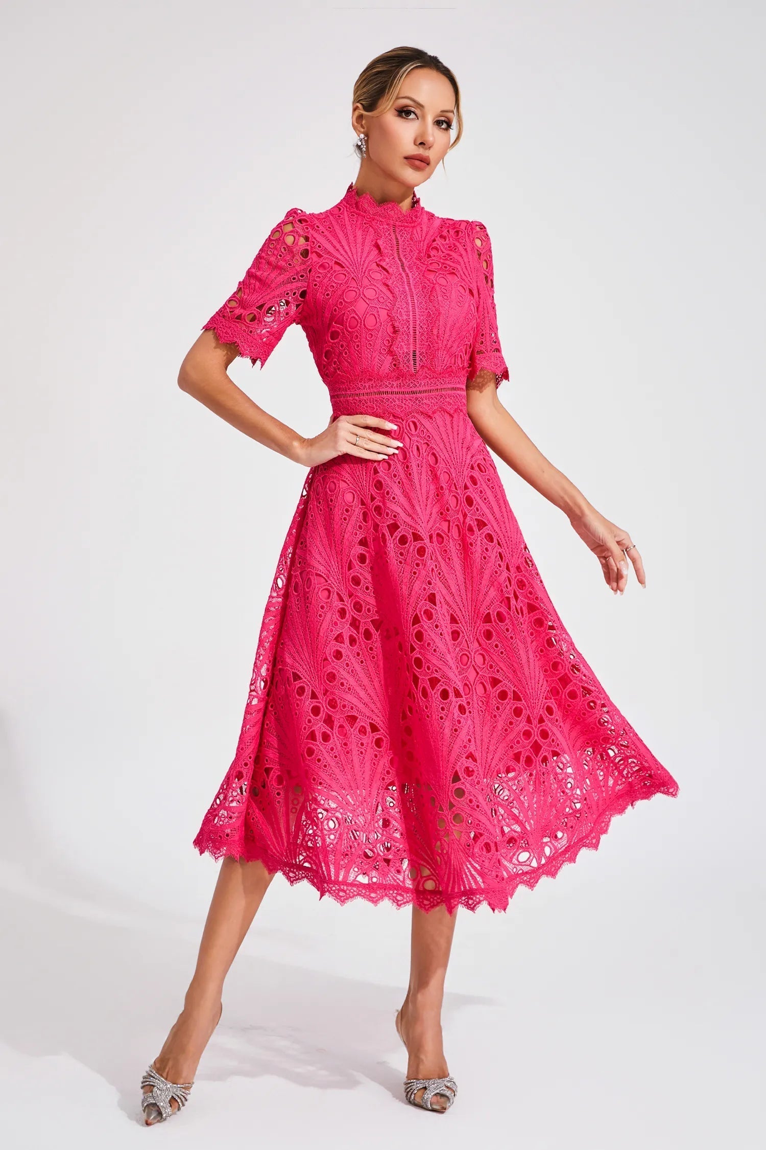 Abito midi in pizzo Giada – Dettaglio cut-out e maniche corte per un look elegante