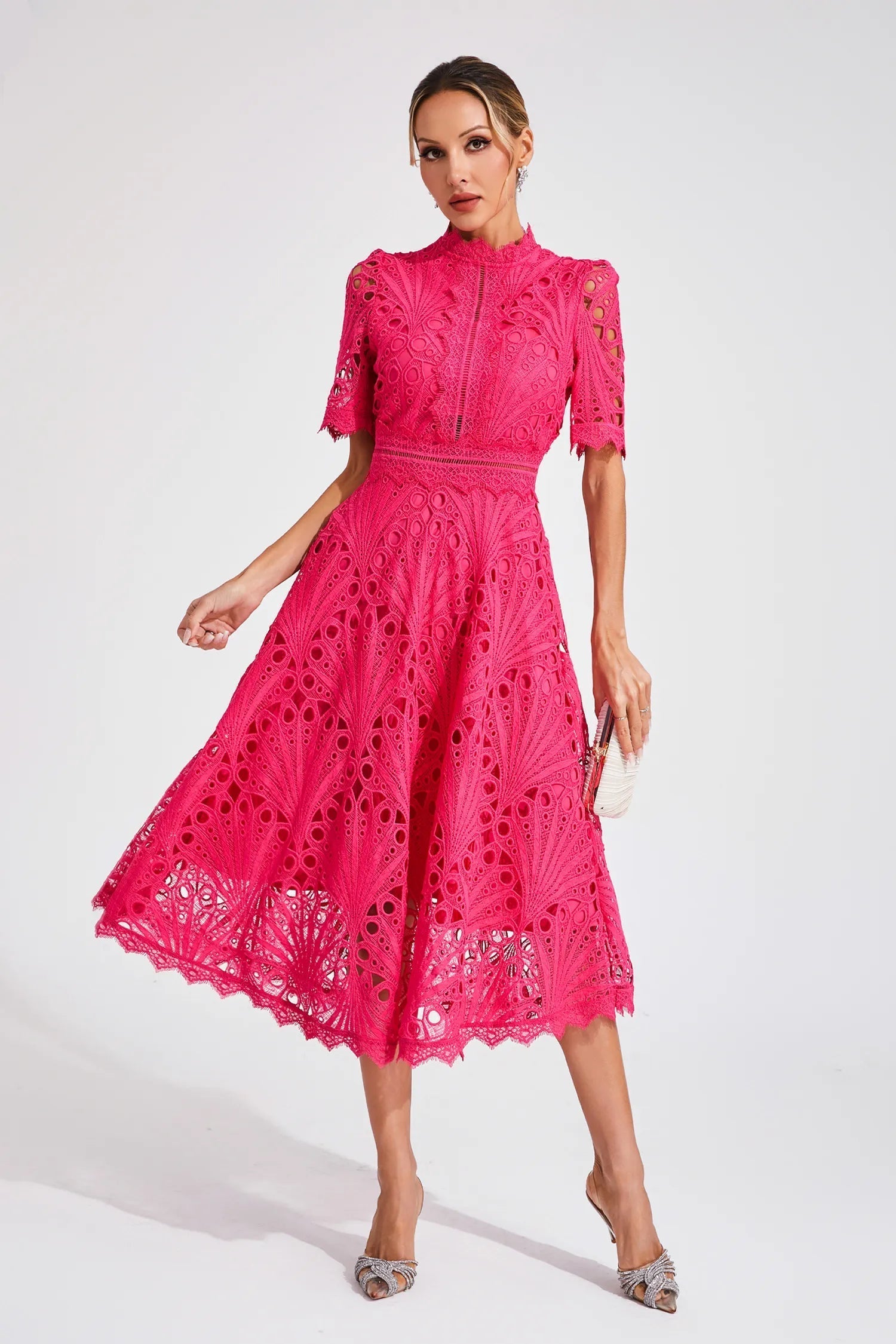Abito midi in pizzo Giada – Dettaglio cut-out e maniche corte per un look elegante