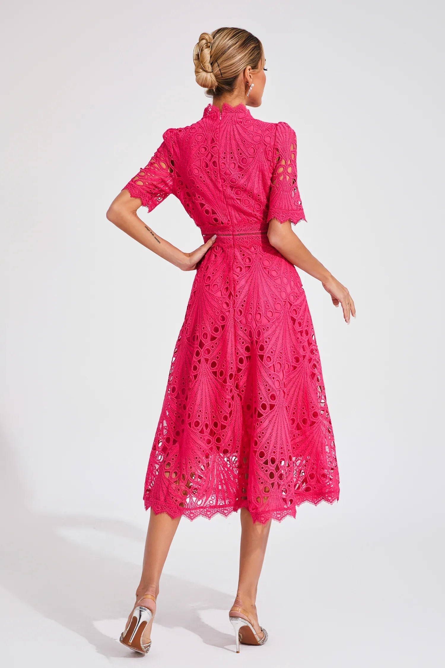 Abito midi in pizzo Giada – Dettaglio cut-out e maniche corte per un look elegante