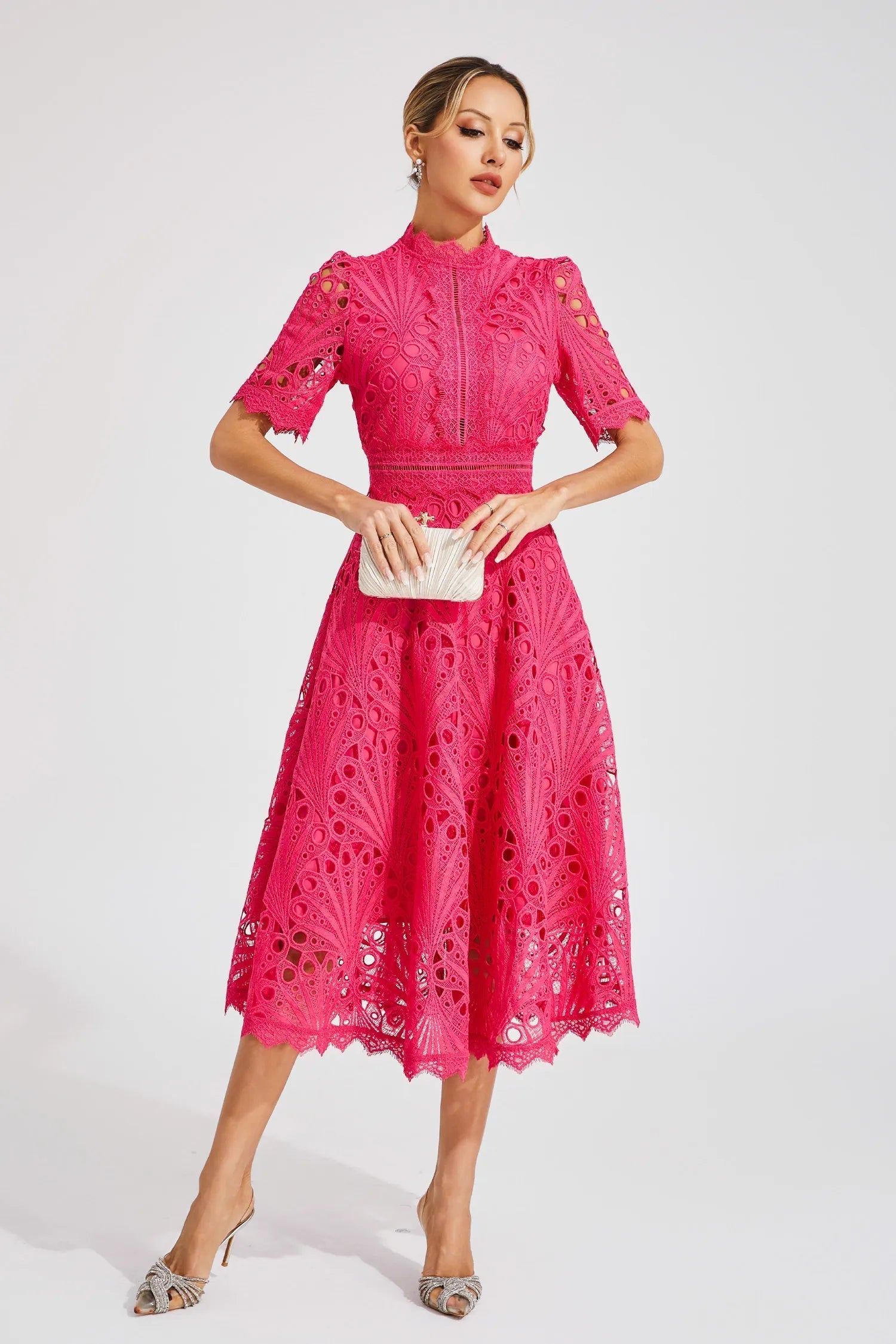 Abito midi in pizzo Giada – Dettaglio cut-out e maniche corte per un look elegante