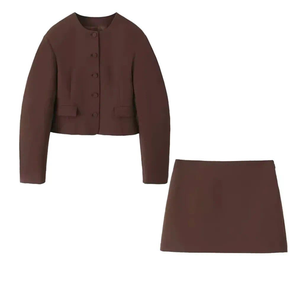 Set Suzanne Mocha Mousse: tuta alla moda con camicetta elegante e gonna attillataSet Suzanne Mocha Mousse: tuta alla moda con camicetta elegante e gonna attillata