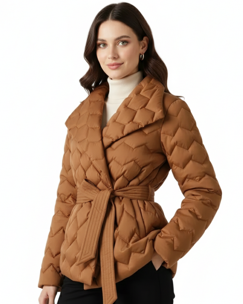 Ariane Krátká Prošívaná Dámská Bunda – Elegantní Péřová Bunda s Páskem a Stylovým 3D Vzorem