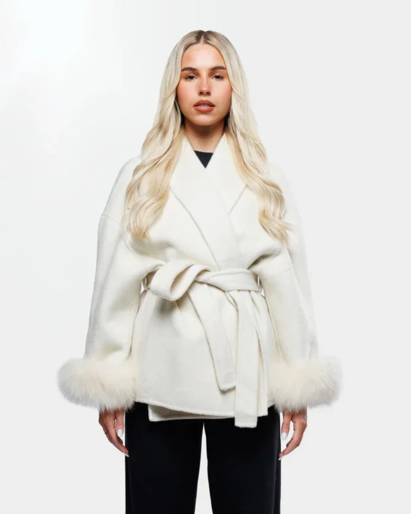 Livia Manteau Luxe Ženska – Elegantna Zimska Jakna s Rukavima od Umjetnog Krzna i Pojasom