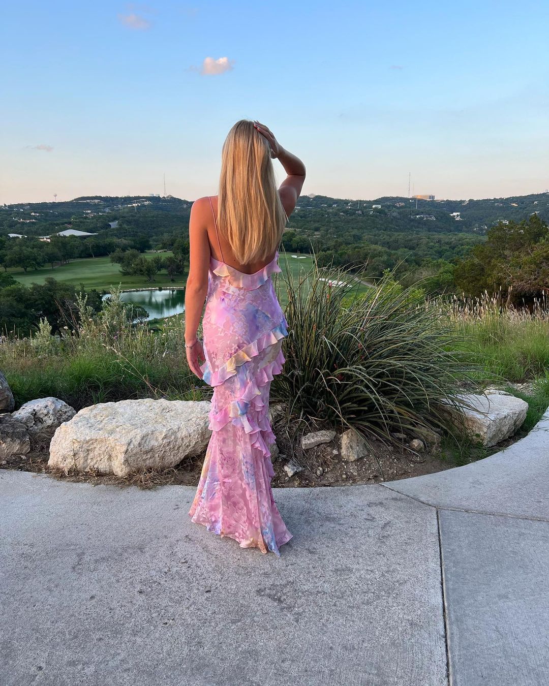 Abito lungo da donna Estella - Elegante abito con volant, schiena scoperta e vestibilità fluida