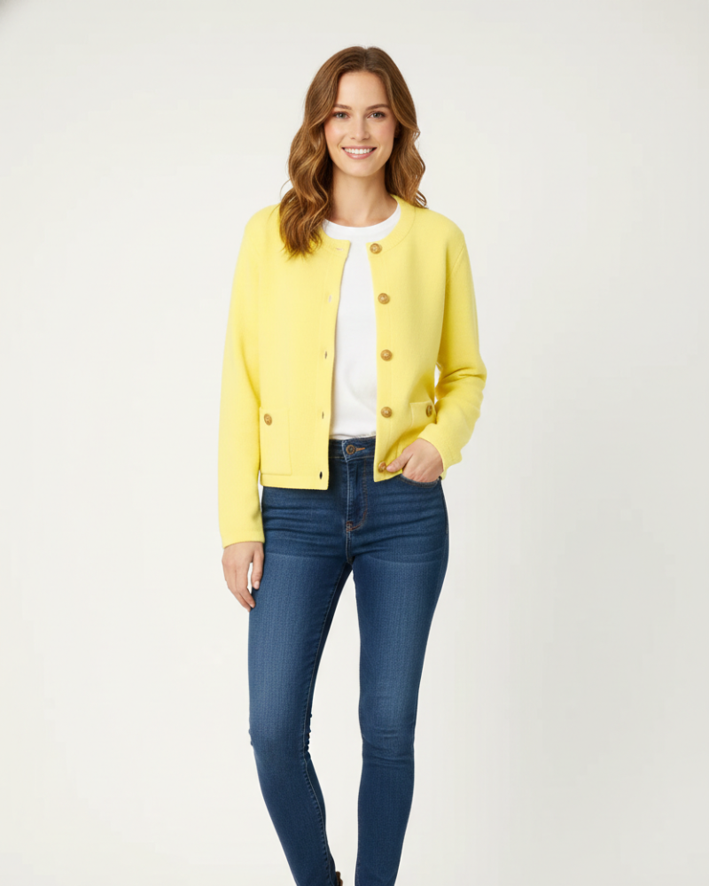 Maria Cardigan Court Dame – Finstrikket Strukturert, Kontrastknapper og Sjarmerende Stil