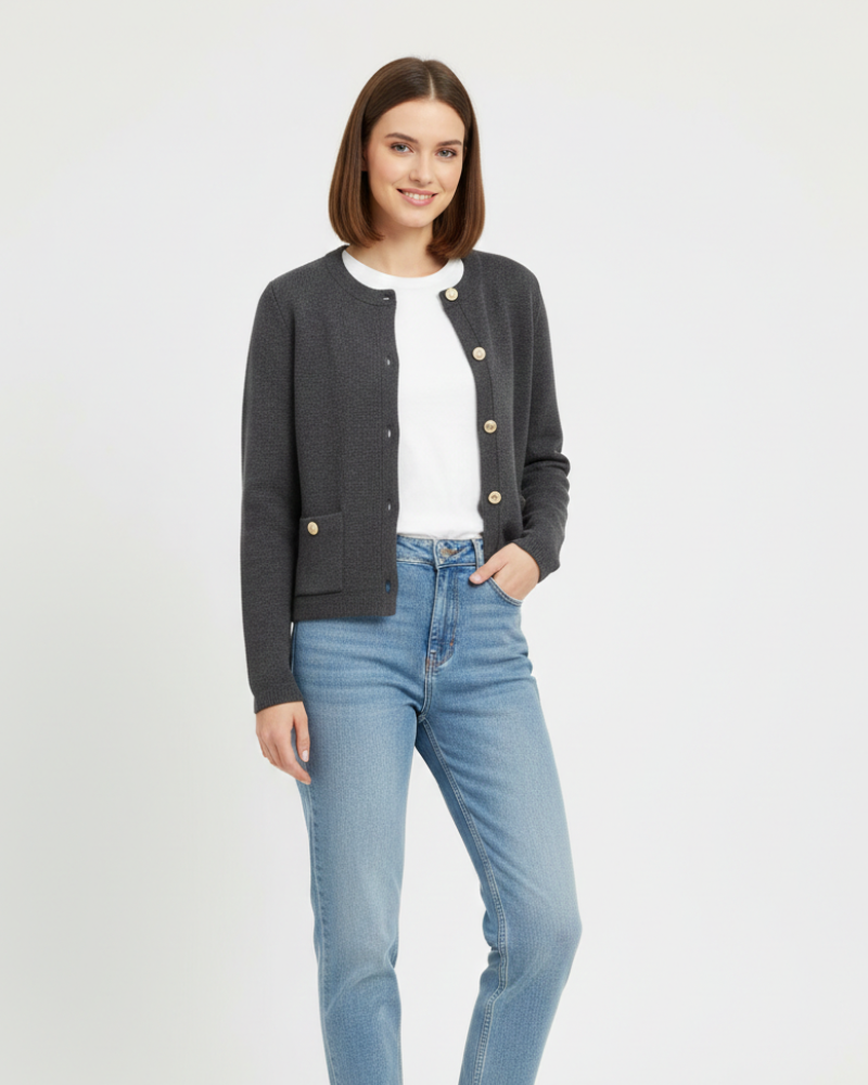 Maria Cardigan Court Dame – Finstrikket Strukturert, Kontrastknapper og Sjarmerende Stil