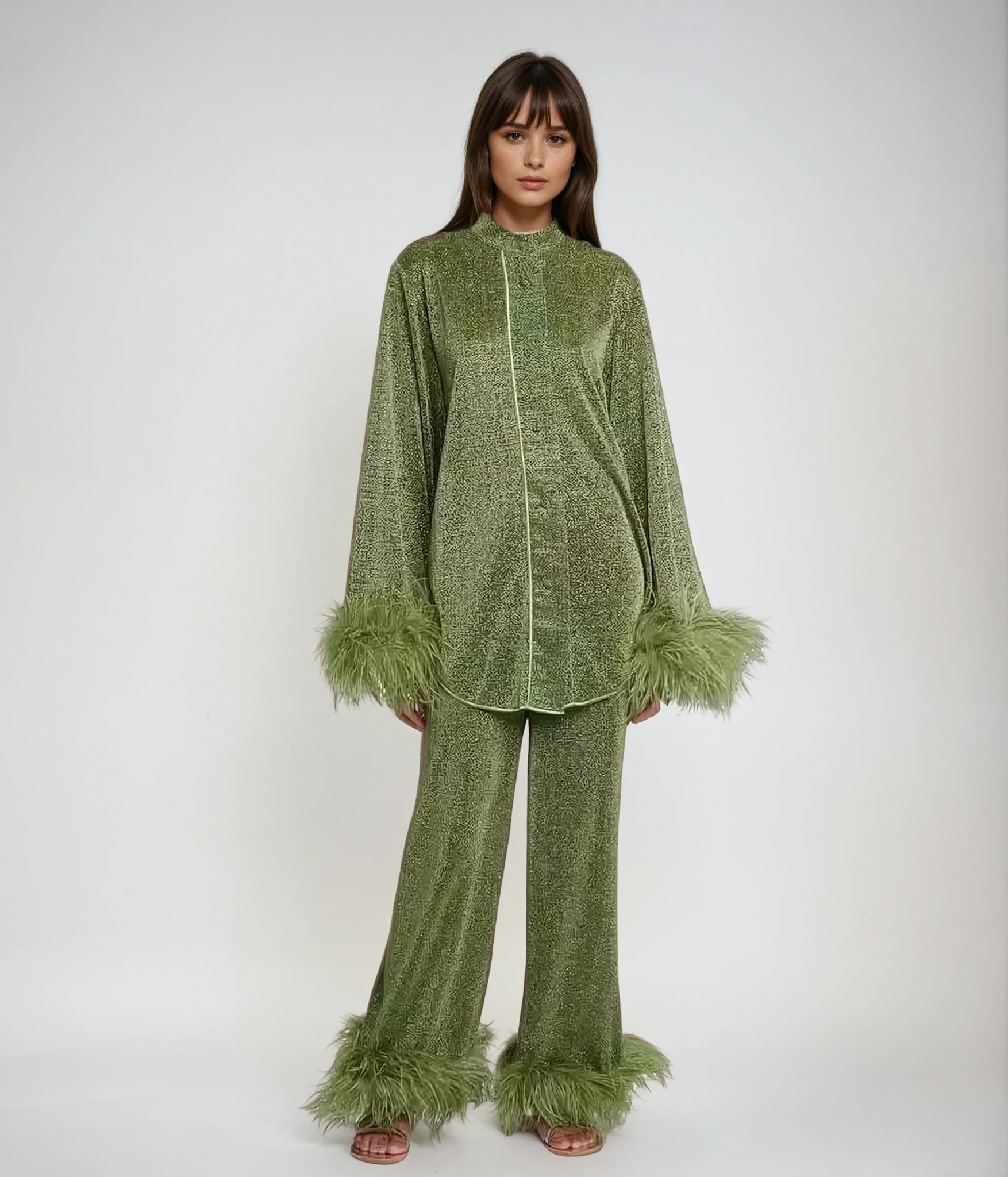 Completo da donna Laila - Elegante completo due pezzi con colletto di piume e vestibilità ampia