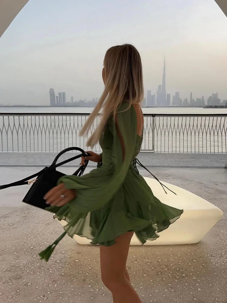 Mini abito da donna Jasmine - Abito sexy verde plissettato con maniche lunghe e scollo a V