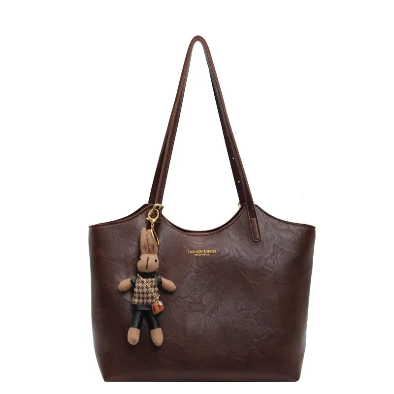 Borsa Emma Rustic Edge – Spaziosa borsa vintage in pelle vegana con ciondolo elegante