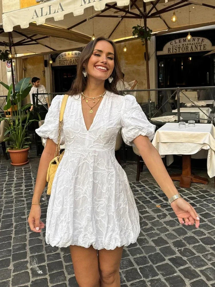 Lola Elegant White Dress – Abito da donna con volant ricamati e dettagli raffinati