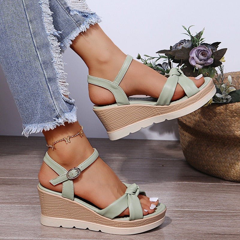 Sandali con zeppa da donna Matilda - Eleganti sandali con cinturini incrociati e tacco comodo
