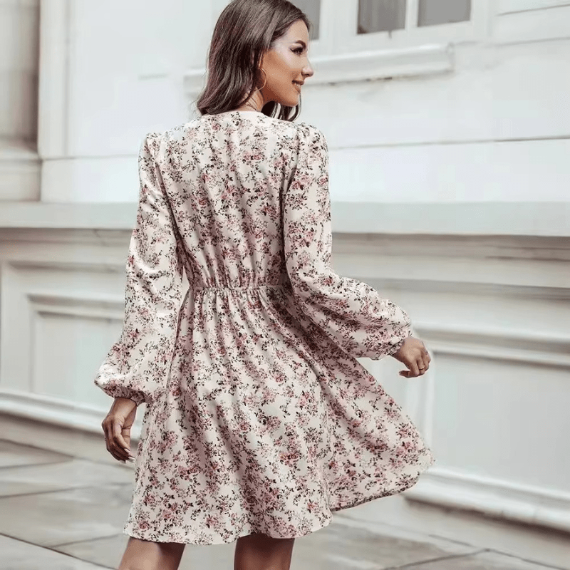 Mini abito da donna Selina – Stampa floreale romantica con scollo a V e vestibilità aderente e fluida