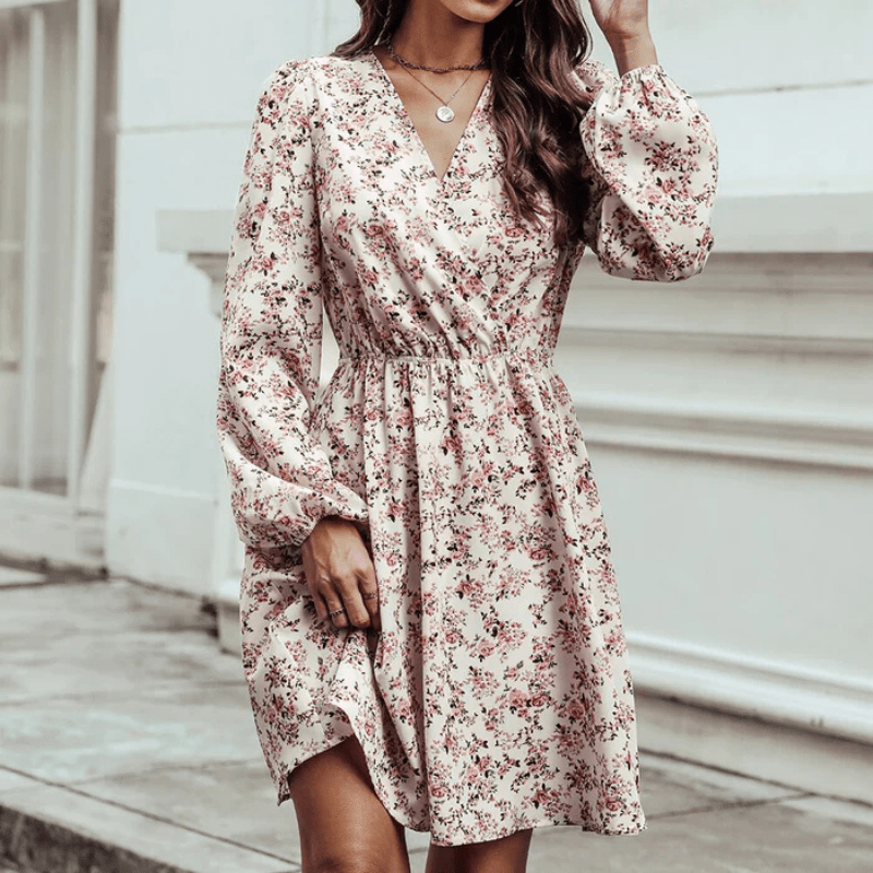 Mini abito da donna Selina – Stampa floreale romantica con scollo a V e vestibilità aderente e fluida