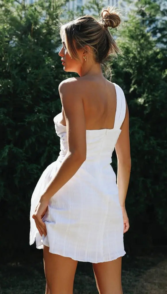 Abito asimmetrico da donna Leilani - Abito estivo bianco con drappeggio e vestibilità leggera ed elegante