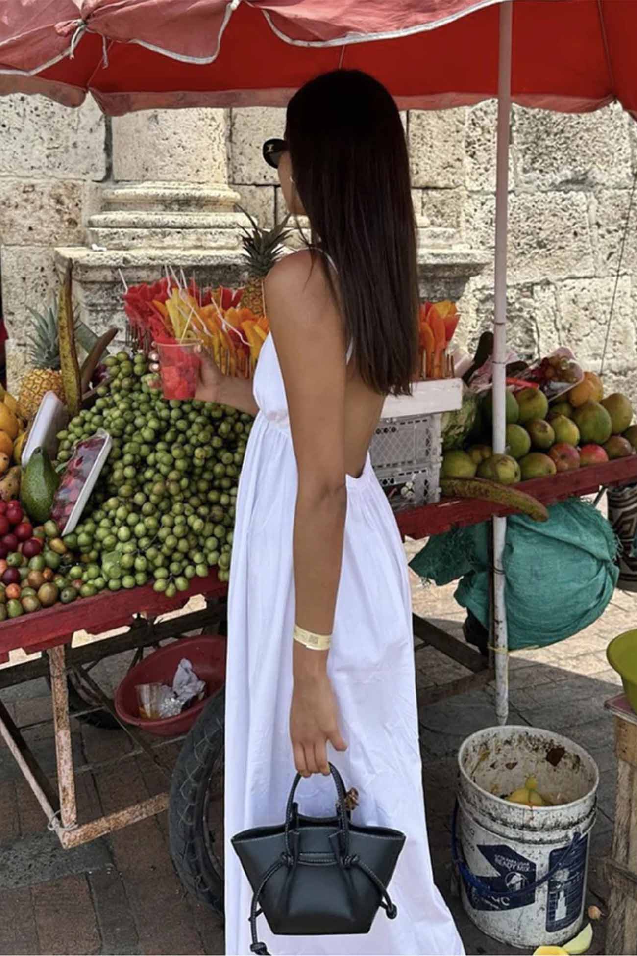 Abito midi da donna Jannie: abito bianco con scollo a V e schiena scoperta per un'eleganza estiva