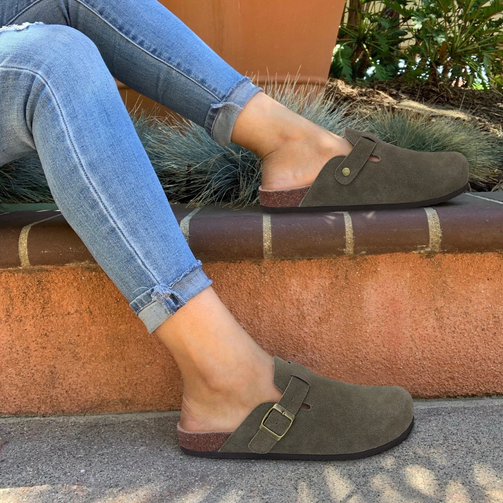 Zoccoli da donna Leana - Slip-on in pelle scamosciata con fibbia regolabile e suola anatomica e confortevole