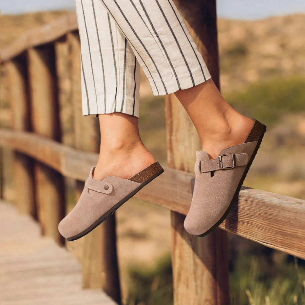Zoccoli da donna Leana - Slip-on in pelle scamosciata con fibbia regolabile e suola anatomica e confortevole