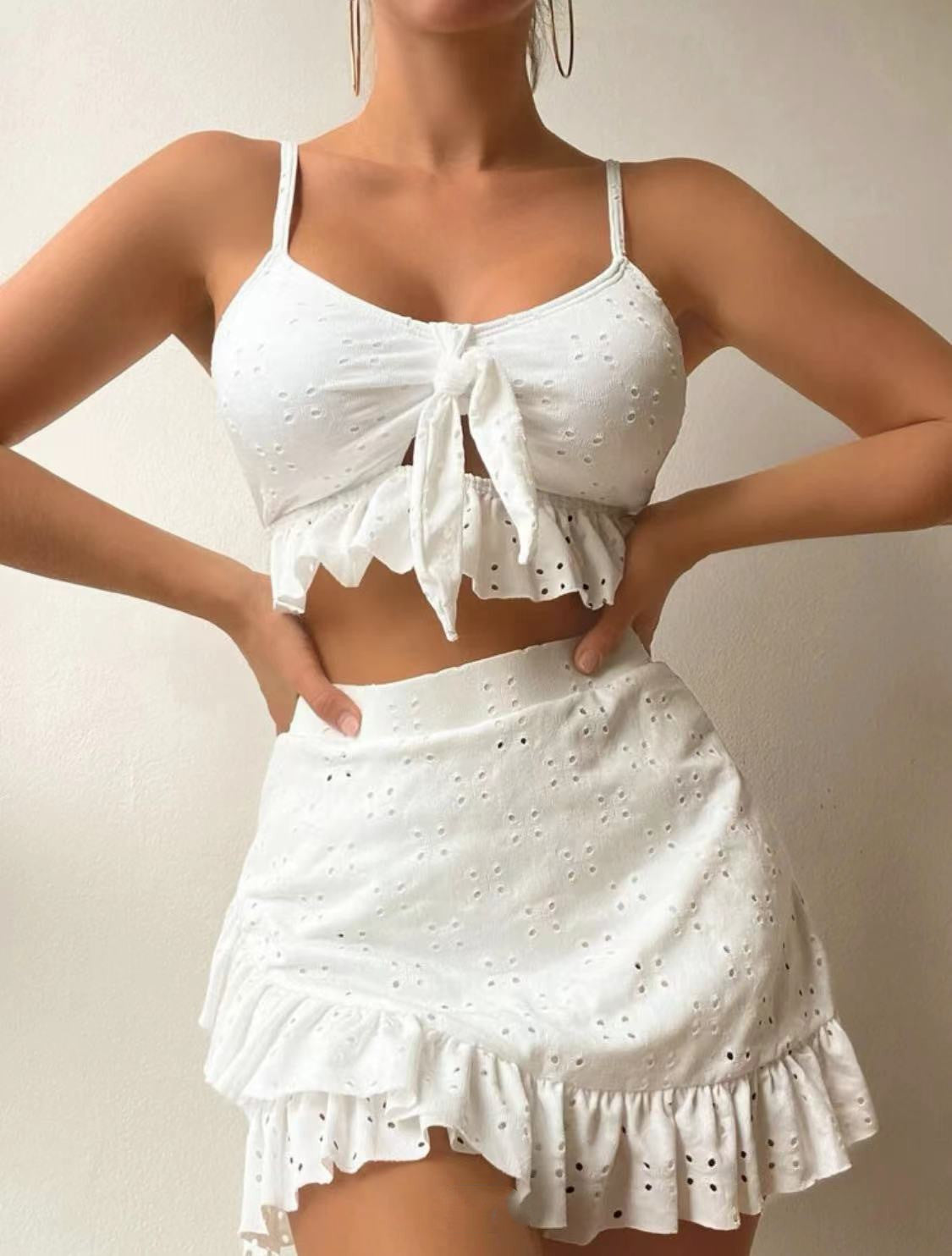 Costume da bagno da donna Serena composto da 3 pezzi: bikini alla moda con volant, gonna e top coordinato
