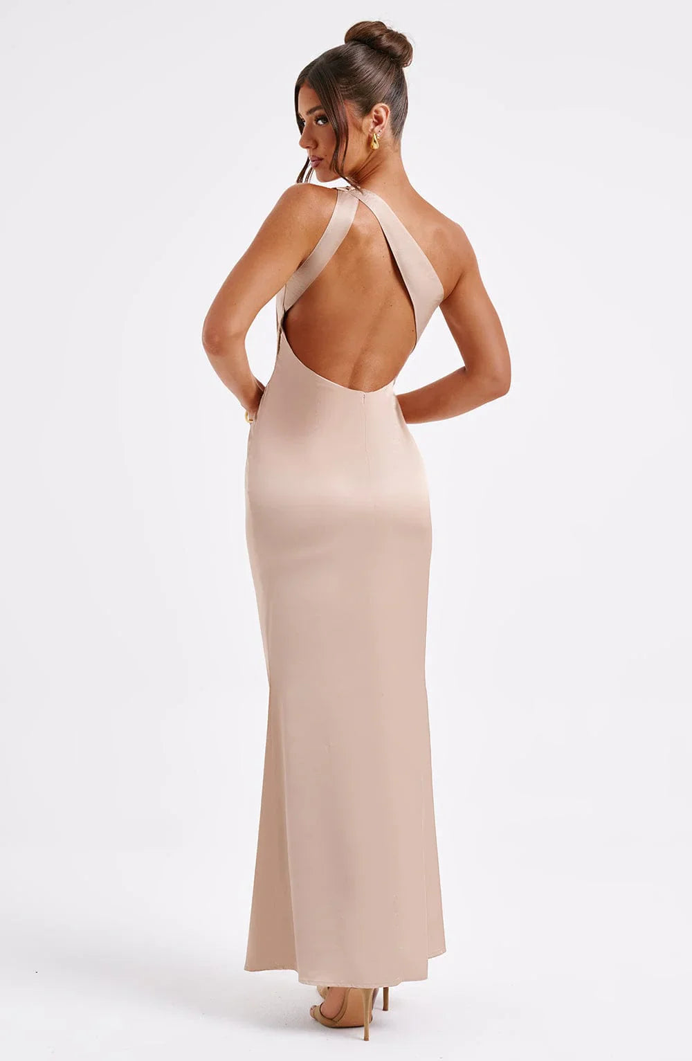 Abito lungo in raso da donna Clara: eleganza asimmetrica, aderente e minimalista