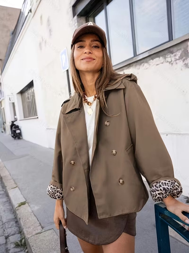 Trench corto da donna Georgia – Giacca strutturata per la mezza stagione con chiusura a bottoni e fodera stampata