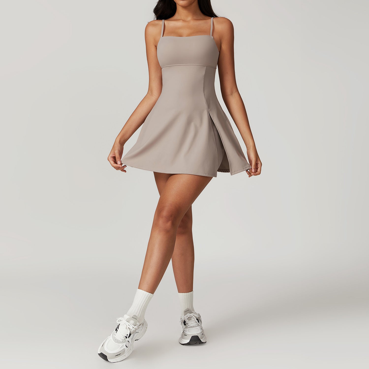 Abito sportivo da donna Vina: elegante abito sportivo in tessuto traspirante e vestibilità aderente