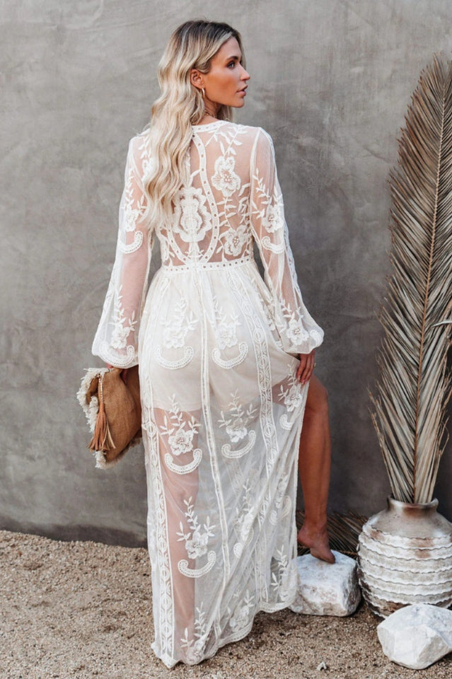 Abito lungo da donna Nemia - Abito bianco in pizzo bohémien con scollatura profonda e spacco alto