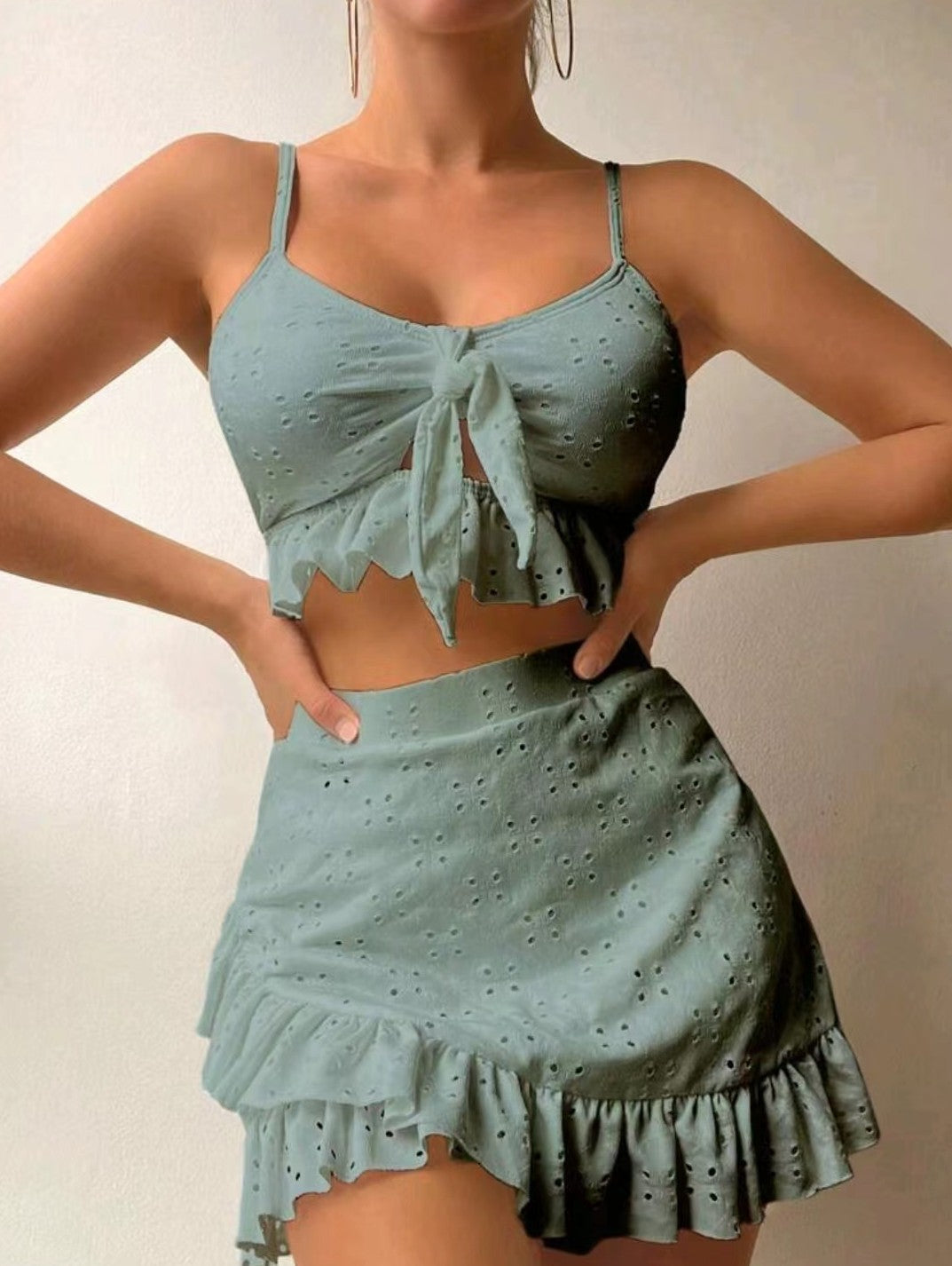 Costume da bagno da donna Serena composto da 3 pezzi: bikini alla moda con volant, gonna e top coordinato
