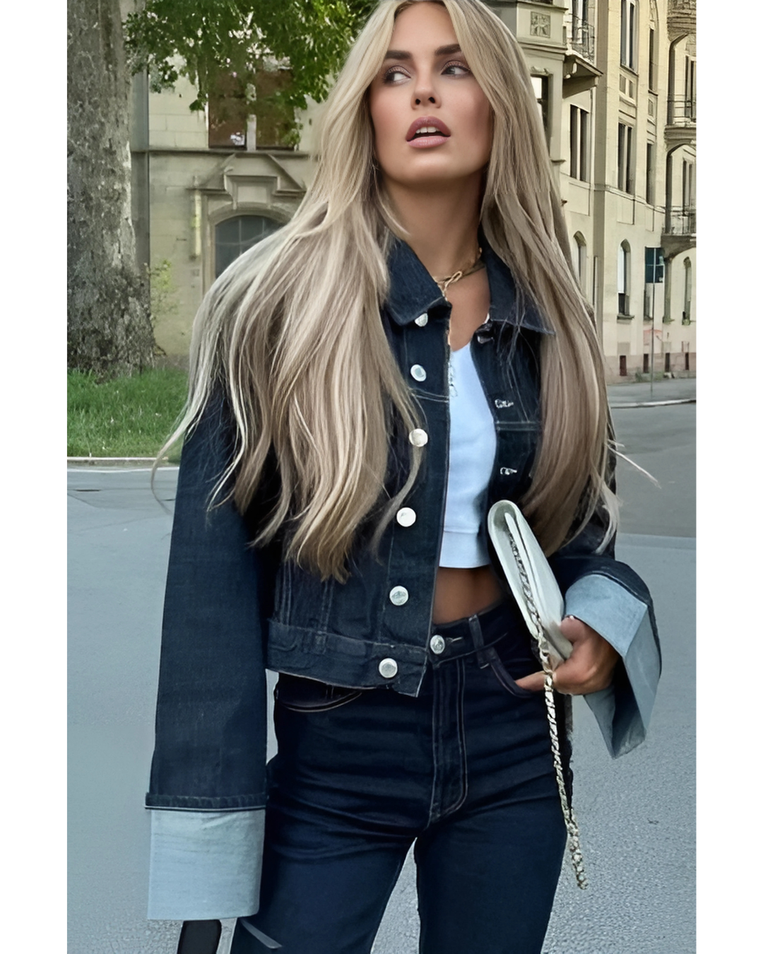 Completo in denim da donna Bea: giacca corta e jeans a gamba larga con revers a contrasto per un look alla moda