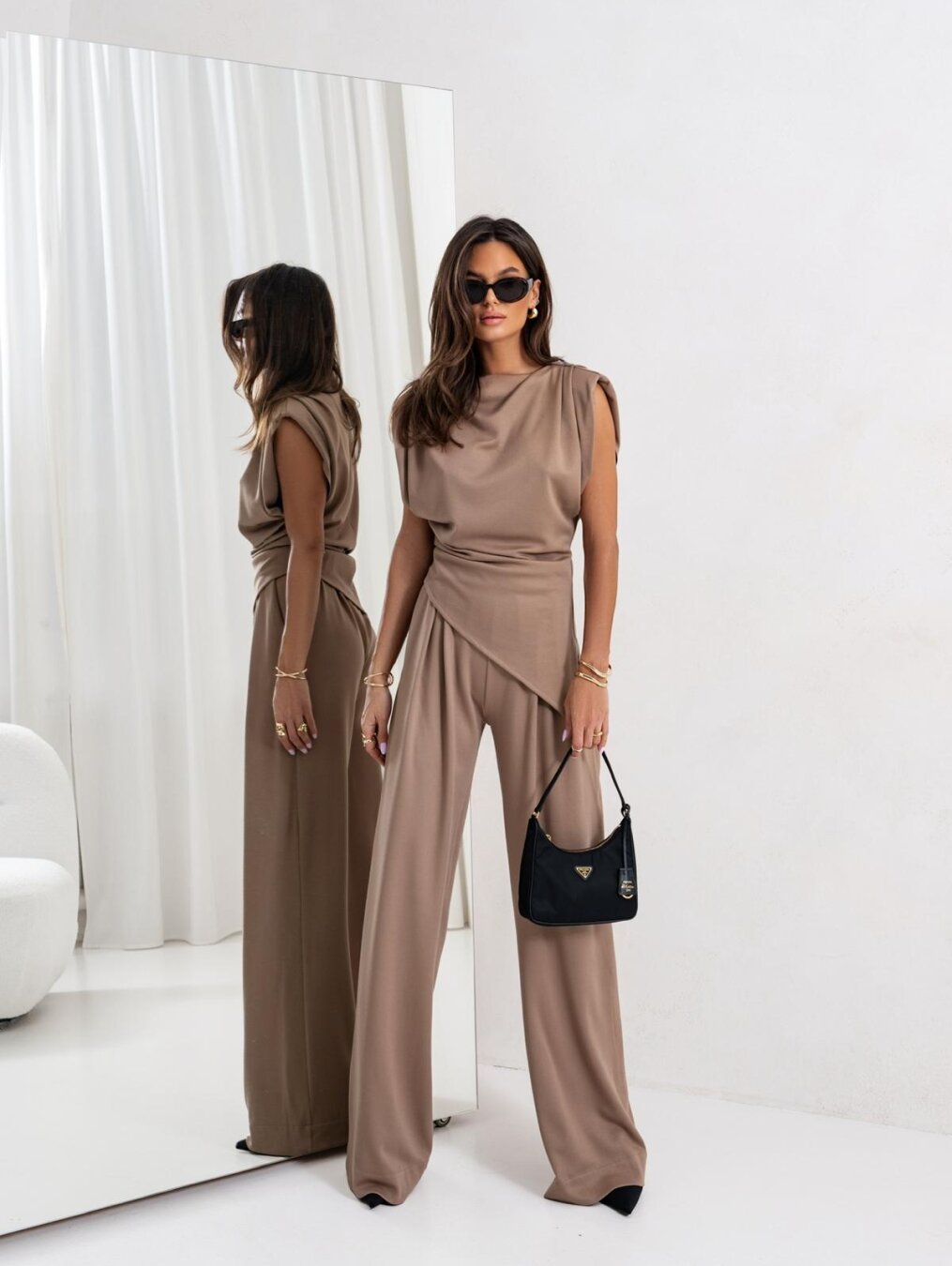 Completo da donna Vivine composto da due pezzi: top drappeggiato e pantaloni a gamba larga con vestibilità elegante
