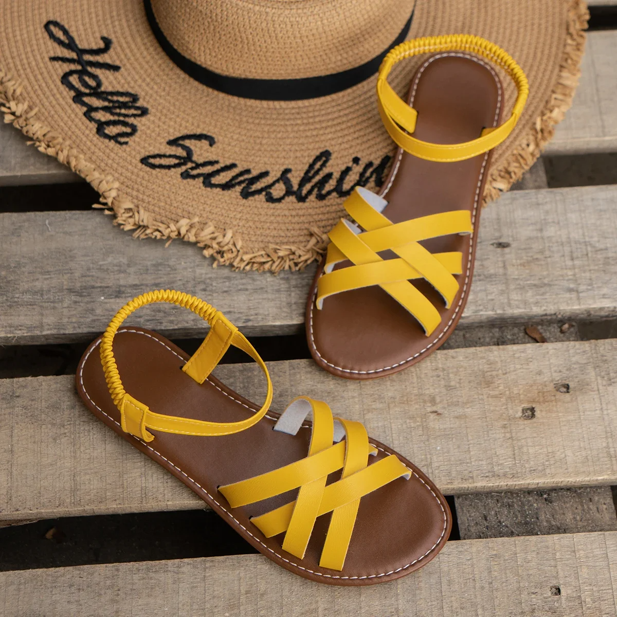 Sandali da donna Sloane: sandali piatti con cinturino incrociato, comodi e dallo stile casual