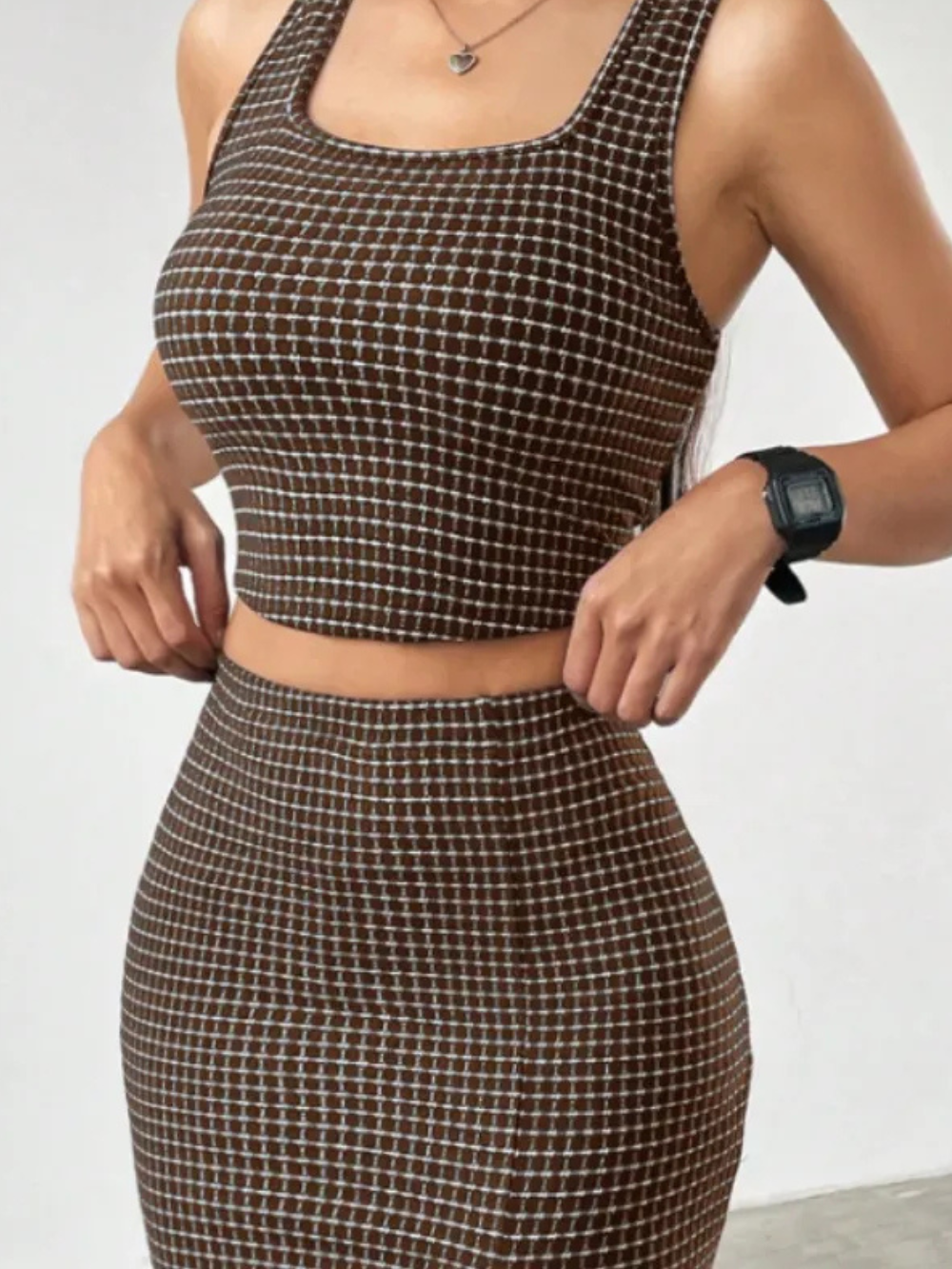 Completo da donna Audrey: blazer e gonna a quadri senza tempo, vestibilità slim e design moderno