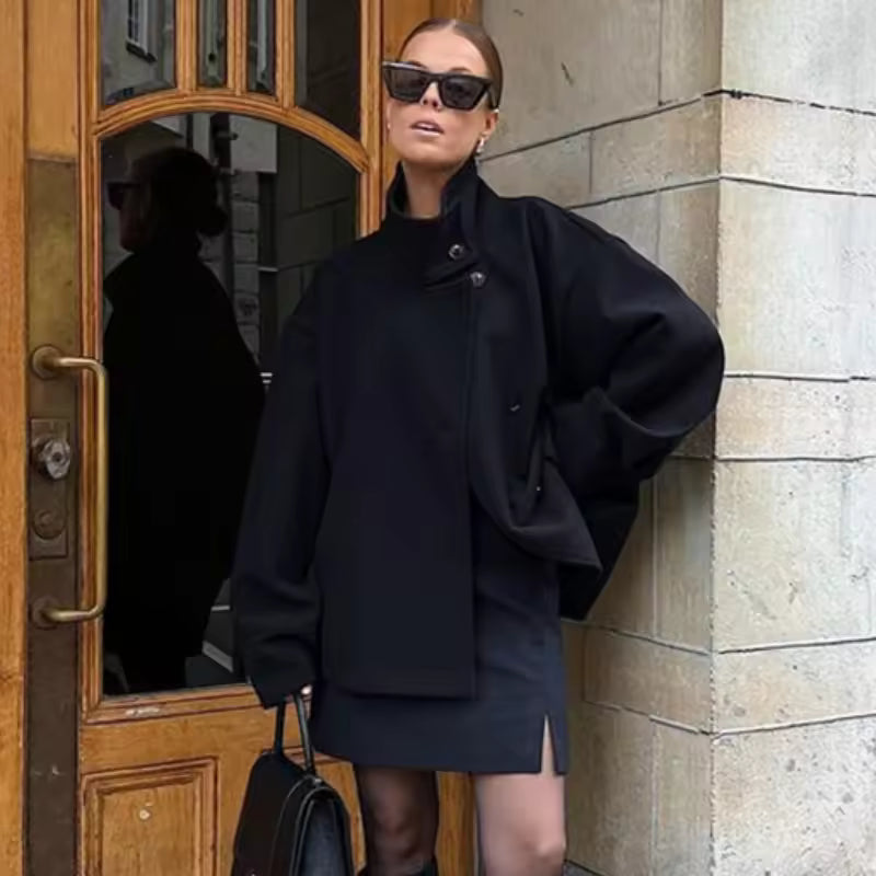 Sheena Cabon Court Femme – Veste d’Hiver Chaude et Moderne avec Col Haut & Design Minimaliste