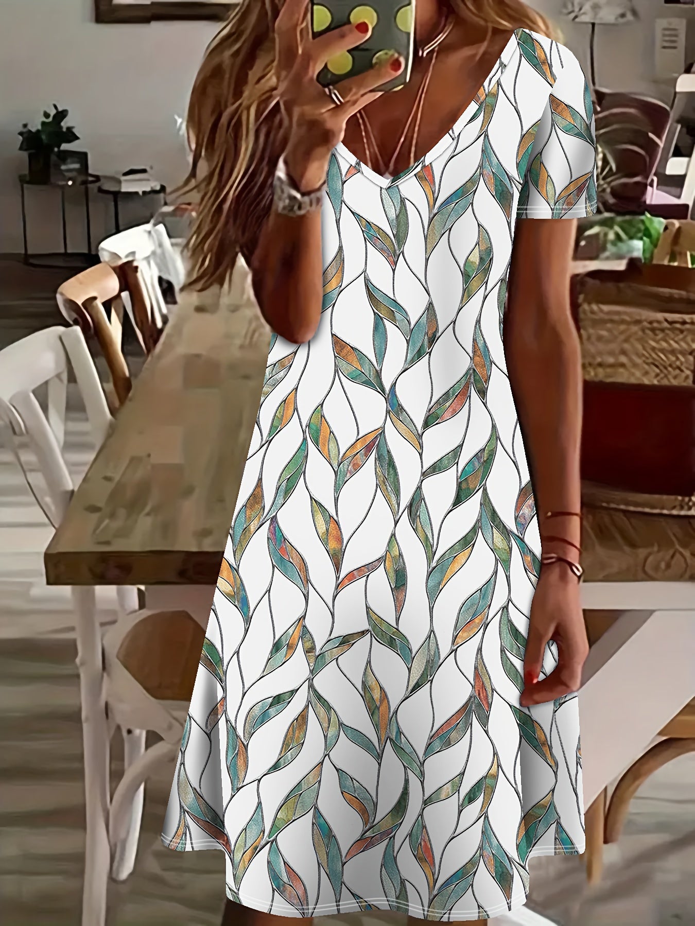 Robe d'Été Holly pour Femme – Robe Midi Élégante avec Imprimé Feuilles & Décolleté en V