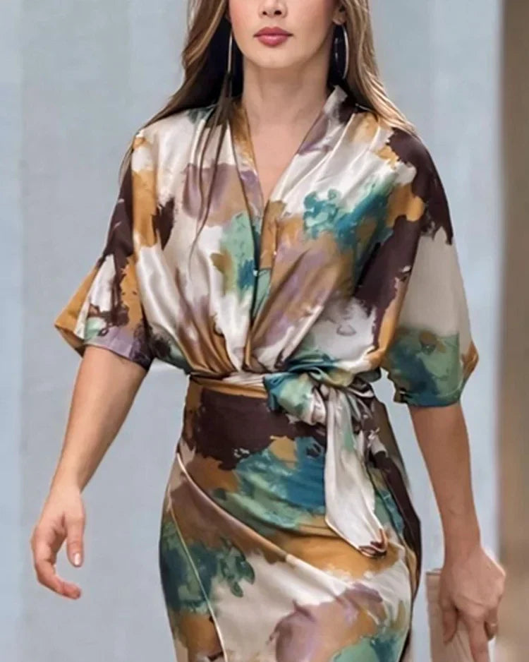 Abito in raso da donna Olga - Abito avvolgente tie-dye con maniche corte e look elegante